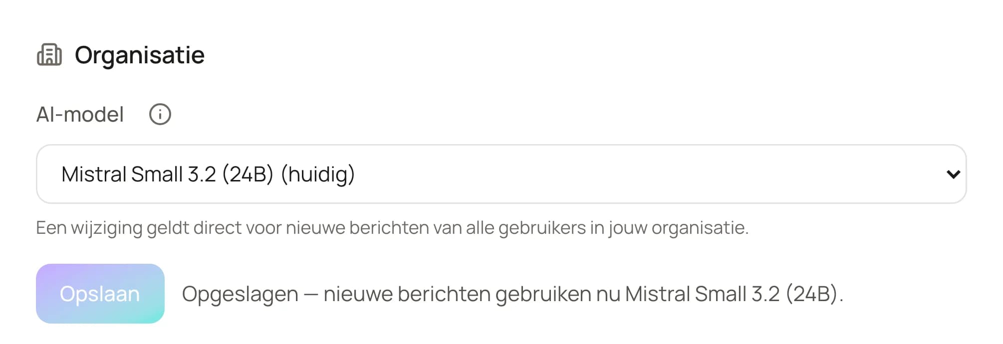 Uitsnede uit de instellingen van Brain Buddy: het onderdeel Organisatie met de keuzelijst AI-model. Mistral Small 3.2 (24B) is gekozen en opgeslagen. Eronder staat dat een wijziging direct geldt voor alle gebruikers in de organisatie.