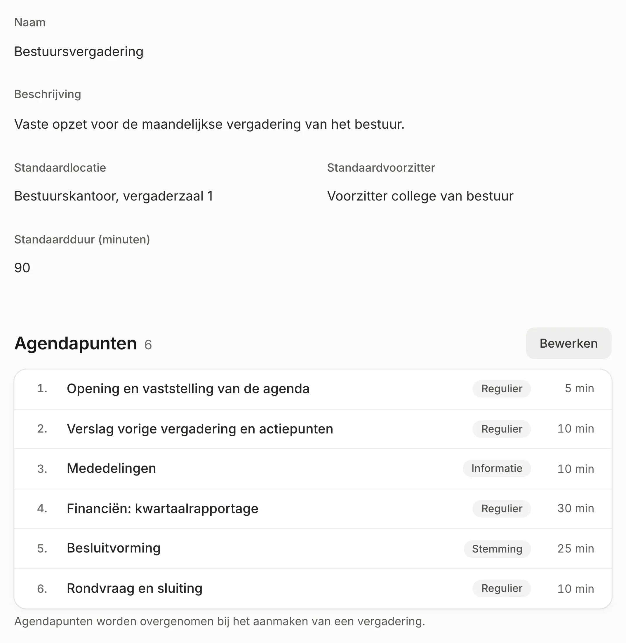 Uitsnede uit Meetings: het sjabloon Bestuursvergadering met als standaardlocatie Bestuurskantoor, vergaderzaal 1, als standaardvoorzitter de voorzitter van het college van bestuur en een standaardduur van 90 minuten. Daaronder zes vaste agendapunten, elk met soort en duur, van Opening en vaststelling van de agenda tot Rondvraag en sluiting.